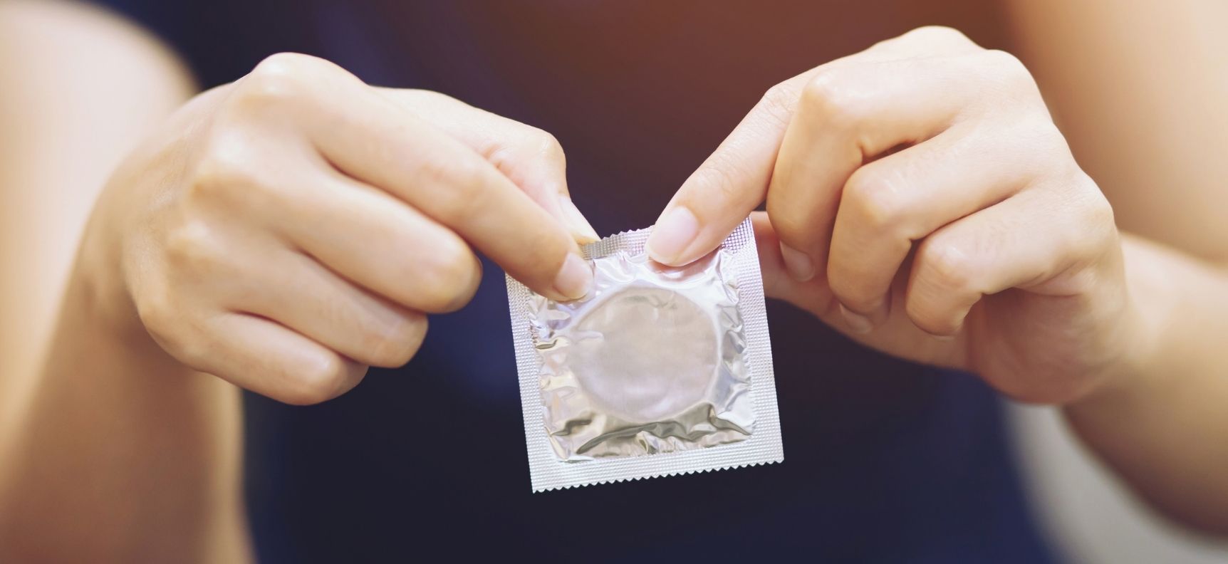 Különböző típusú óvszerek, beleértve az ízesített, bordázott és extra vékony változatokat a Szexshop.hu kínálatából