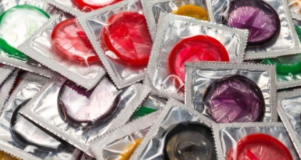 AIDS világnapja: Hogyan védhetjük meg magunkat óvszerekkel és nyalókendőkkel?