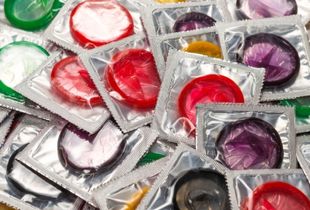 AIDS világnapja: Hogyan védhetjük meg magunkat óvszerekkel és nyalókendőkkel?