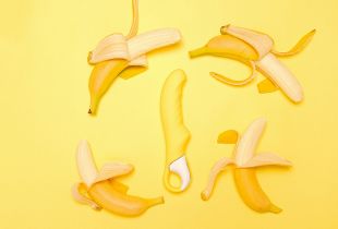 4 jel, ami arra utal, hogy a műpénisz lyukra futott