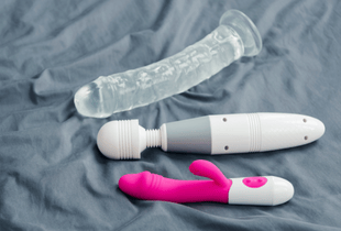 Dildó vs. vibrátor: előnyök és hátrányok, mikor mit válassz?