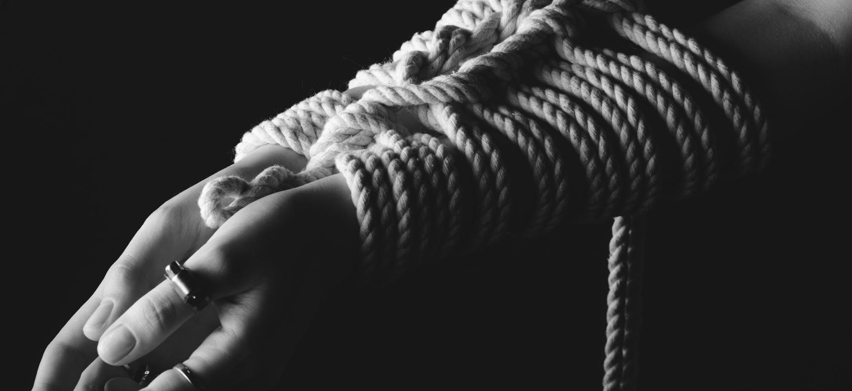 Shibari póz erotikus megvilágításban – japán stílusban - Szexshop.hu sex shop