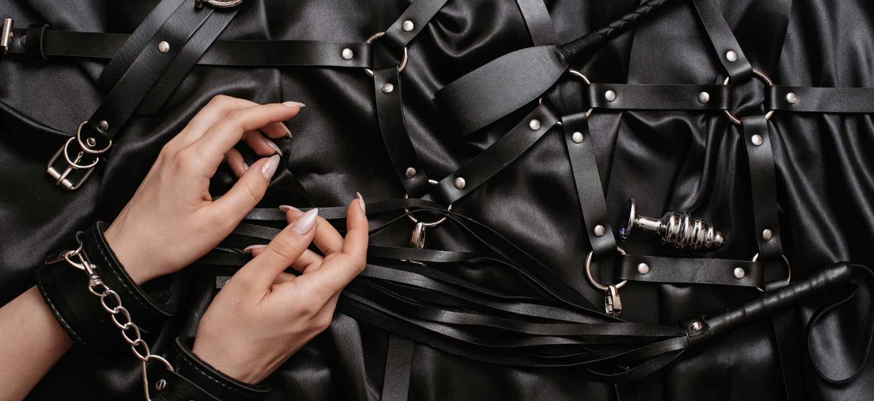 BDSM szexjelenet dominával és kötözött partnerrel – Szexshop.hu sex shop
