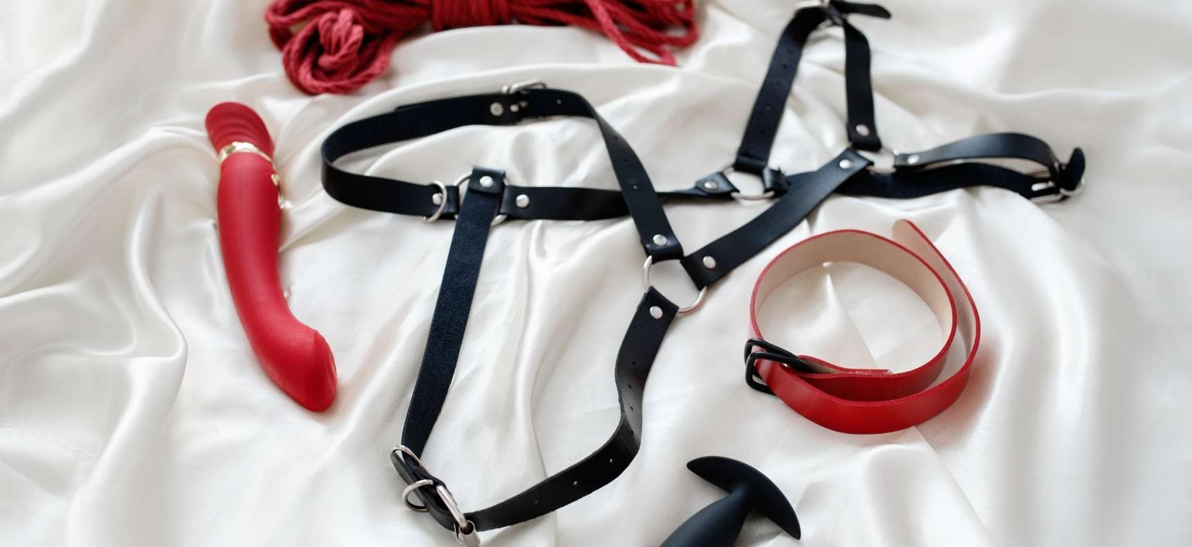Kezdőknek ajánlott BDSM bilincs és paskoló szett – Szexshop.hu sex shop