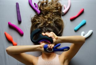 Vibrátoros maszturbáció: tippek-trükkök nőknek és férfiaknak